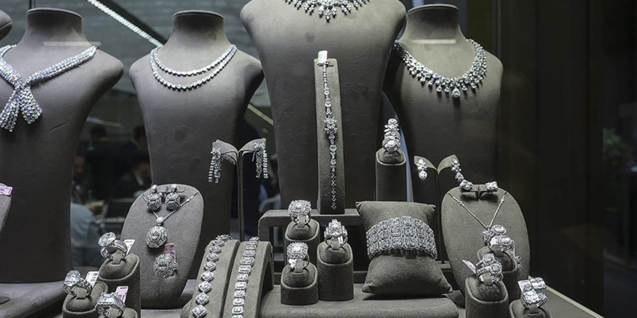 Ünlü lüks aksesuar mağazası soyuldu