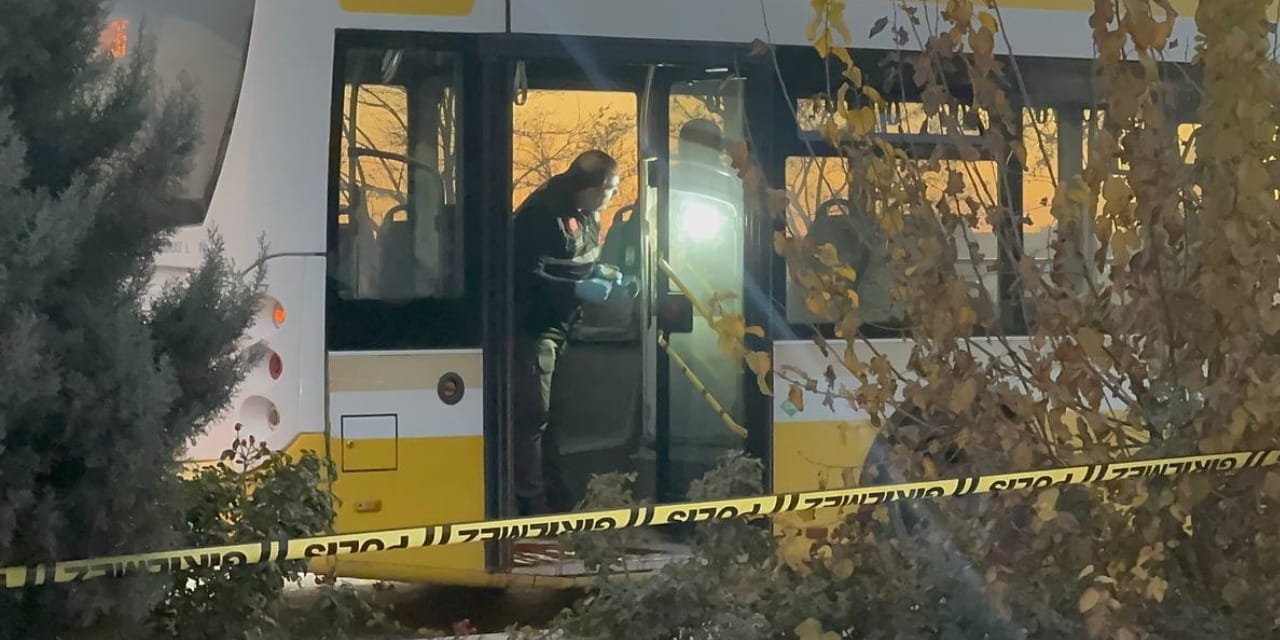 Belediye otobüsünde dehşet! Eşinin gözü önünde bıçaklandı