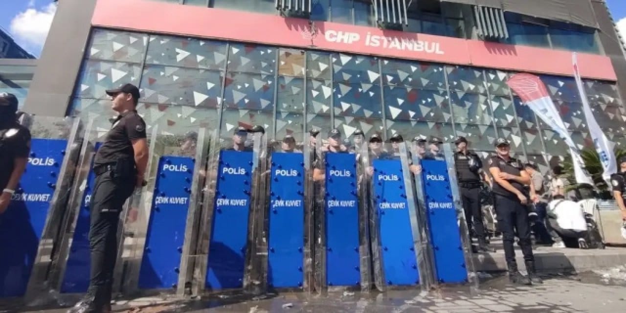 Yerlikaya CHP binasına baskının nedenini açıkladı: Türkiye hukuk devletidir deseydiniz...