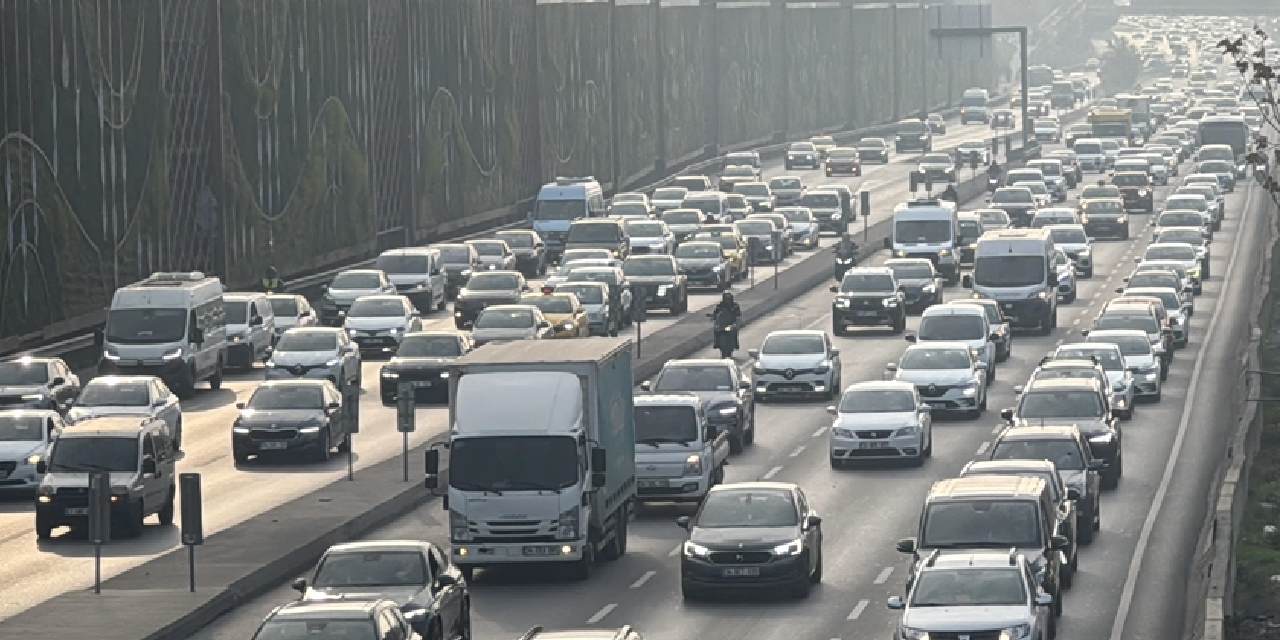 Pazartesi bitti, İstanbul trafiği bitmedi: Yoğunluk yüzde 63'ü buldu
