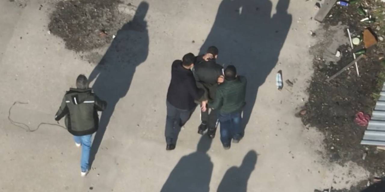 Babasını bıçaklayarak öldürdü! Çatıda saklanırken yakalandı: 4 kez psikiyatri tedavisi görmüş