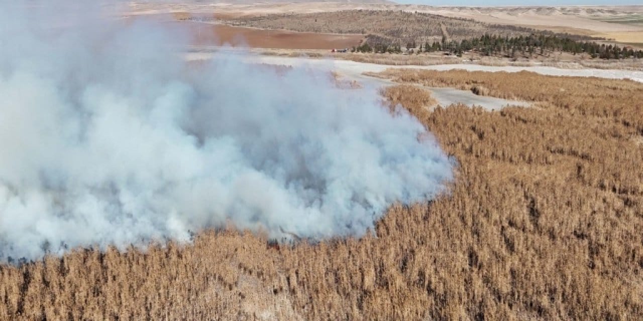 Konya'da ekolojik felaket! Bu yıl kuruyan Gök Gölü 2 gündür yanıyor!