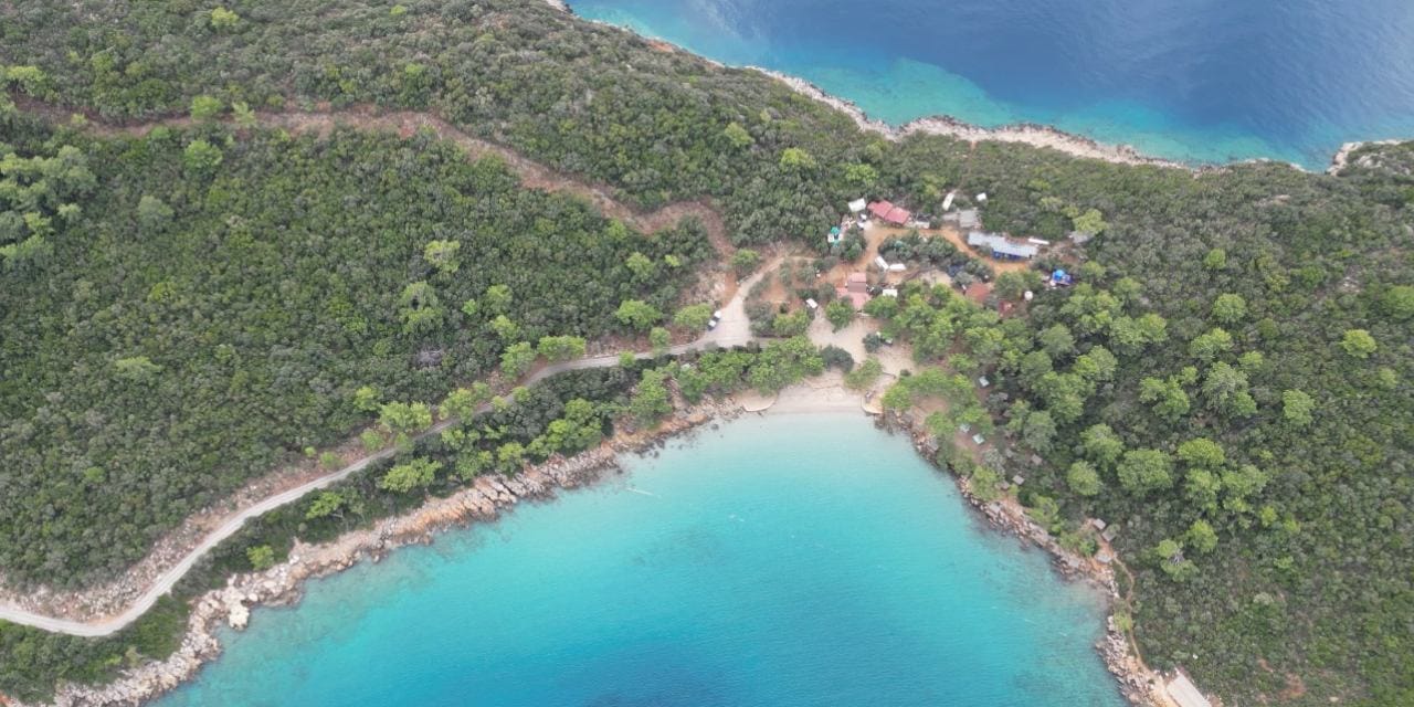 İncekum’da 'rant' yolu: Halka yasaklı sahile iş makinesi girdi