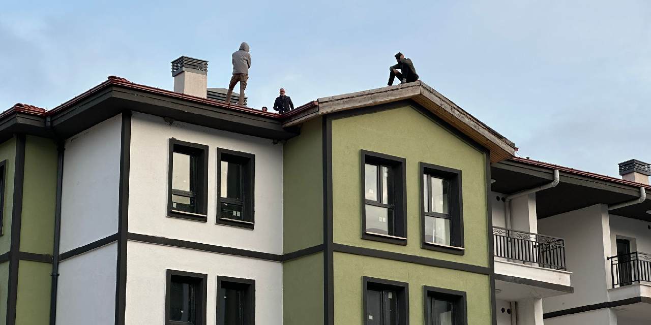 Ücretlerini alamayan TOKİ işçileri çatıya çıktı