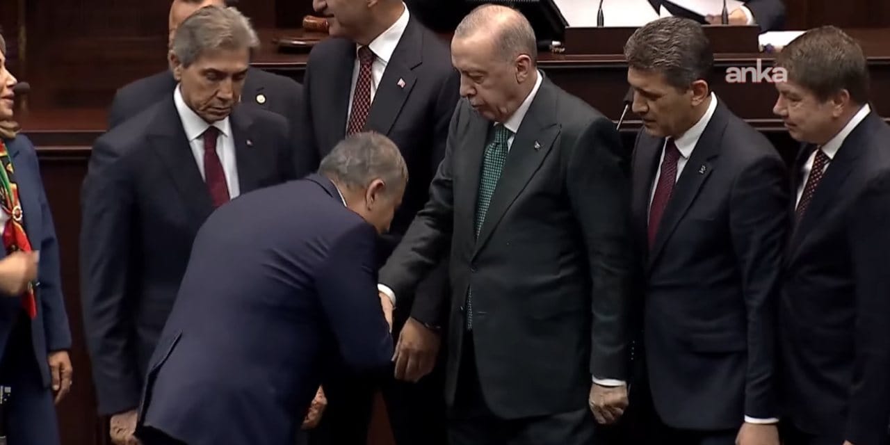 AKP'ye geçen Aksu Belediye Başkanı İsa Yıldırım Erdoğan'ın elini öpmeye çalıştı