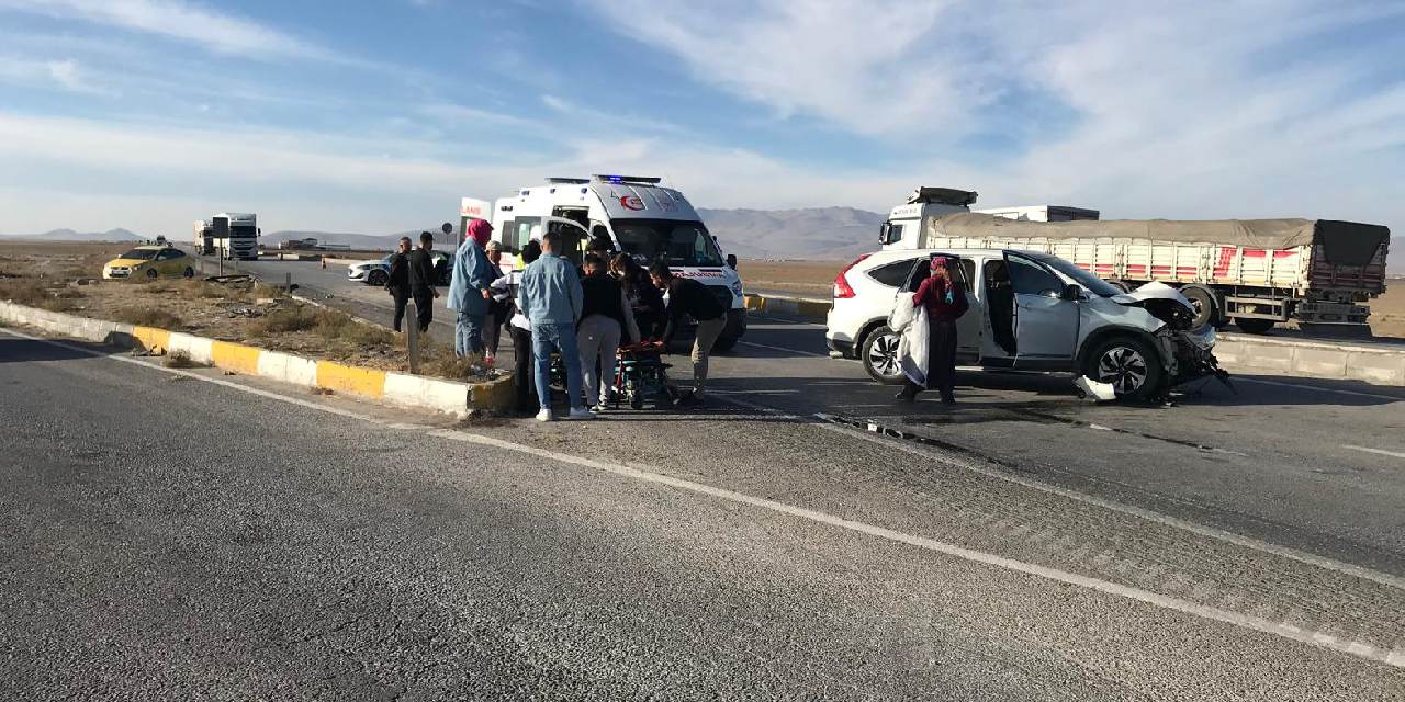 Kamyonet ile otomobil çarpıştı: 3'ü çocuk 7 kişi yaralandı