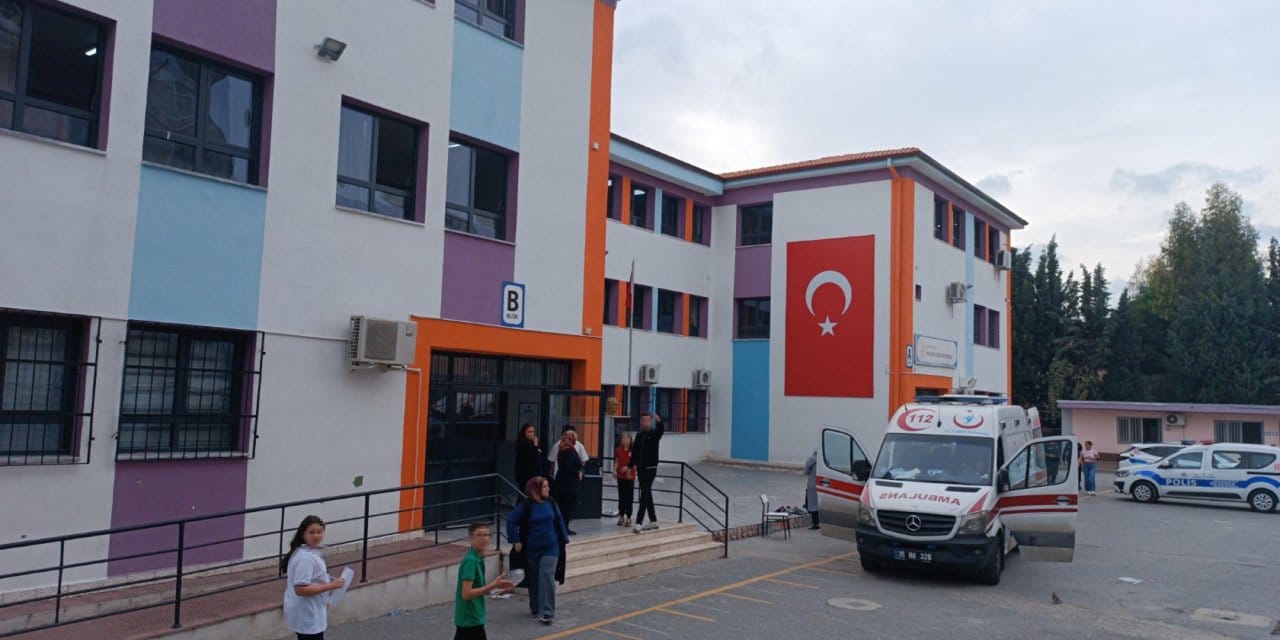 Öğrenciler yangın tüpünün pimini çekti 15 kişi hastanelik oldu