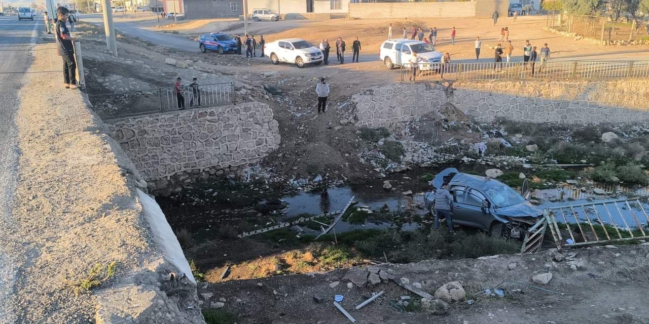 Otomobil köprüden kanala uçtu