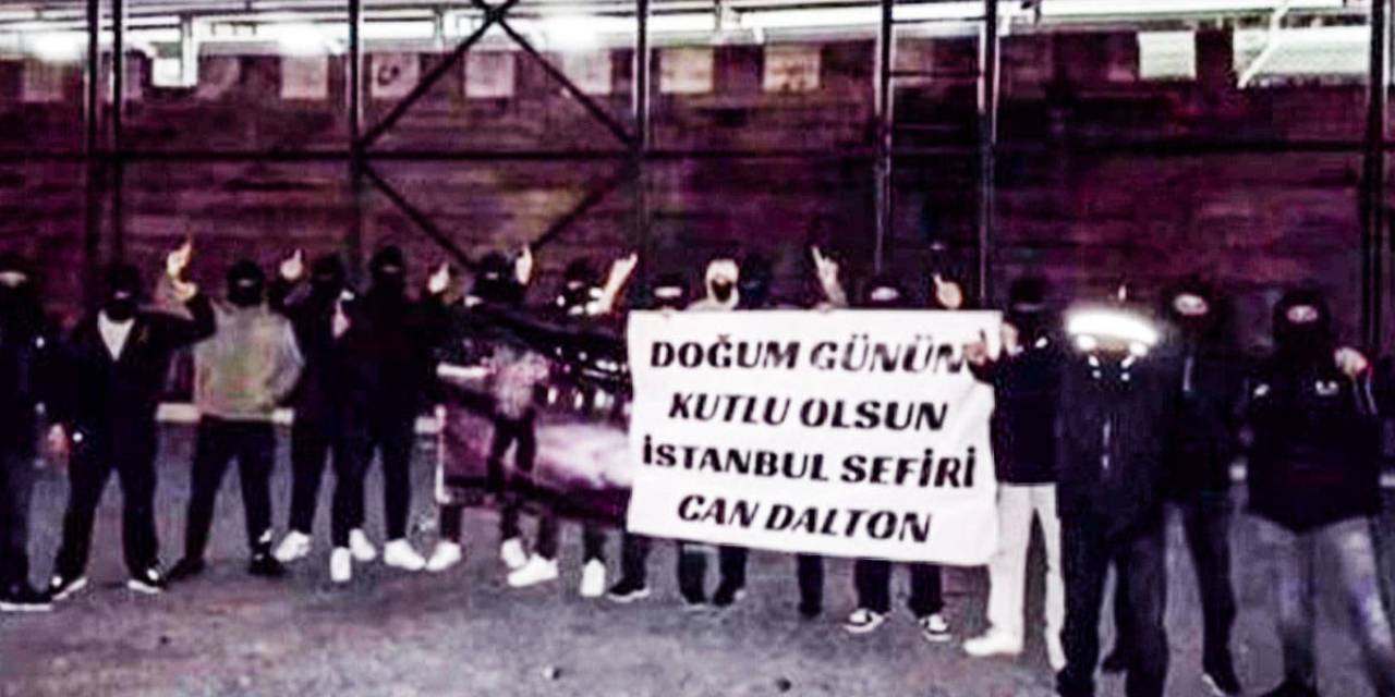 Çete liderinin doğum gününü böyle kutlamışlardı: Yüzlerinde maske ellerinde uzun namlulu silahlar! 8 kişi yakalandı