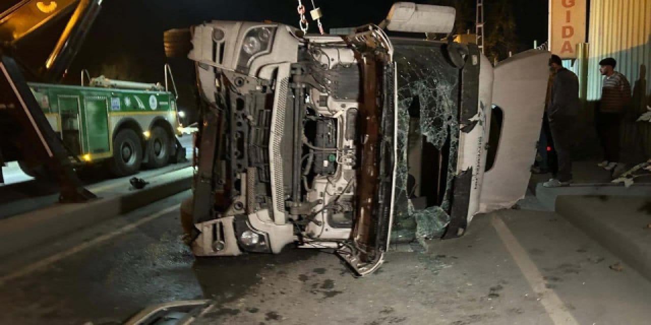 Eyüpsultan’da kamyon devrildi: Faciadan dönüldü