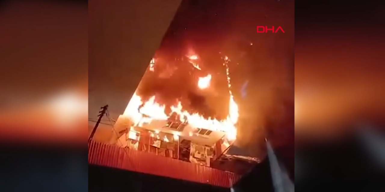 Faciaya ramak kala... Halı fabrikasının bitişindeki iki katlı evde korkutan yangın