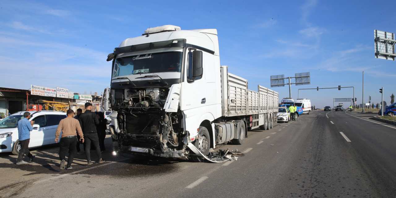 Diyarbakır’da feci kaza: TIR taksiye çarptı ölü ve yaralılar var