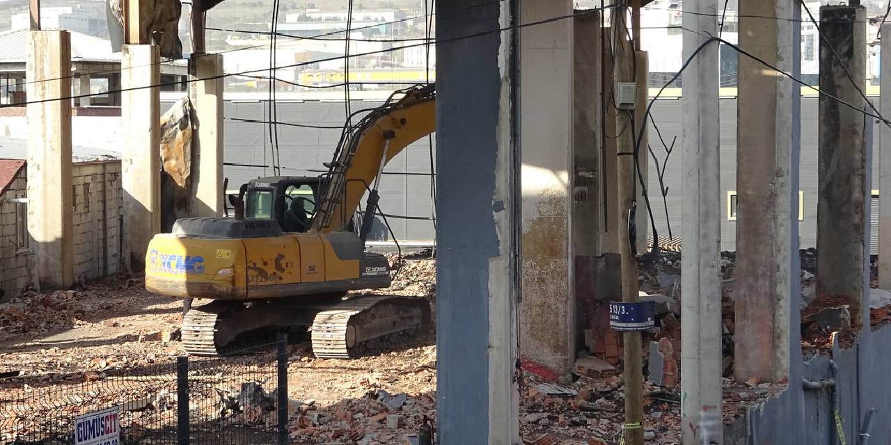 4 yıl önceki karar uygulansaydı onlar yaşayacaktı: 2'si çocuk 7 işçinin can verdiği fabrika yıkıldı