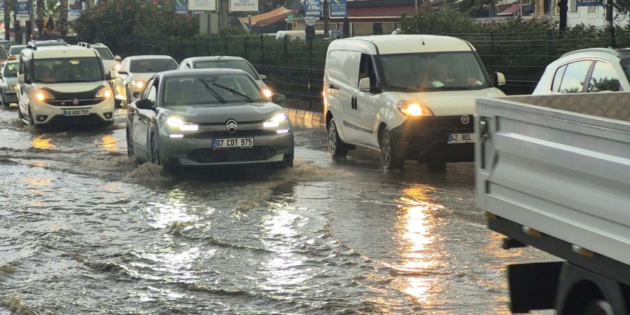 Akşamüstü bastırdı! Sağanak yağmur yolları göle çevirdi