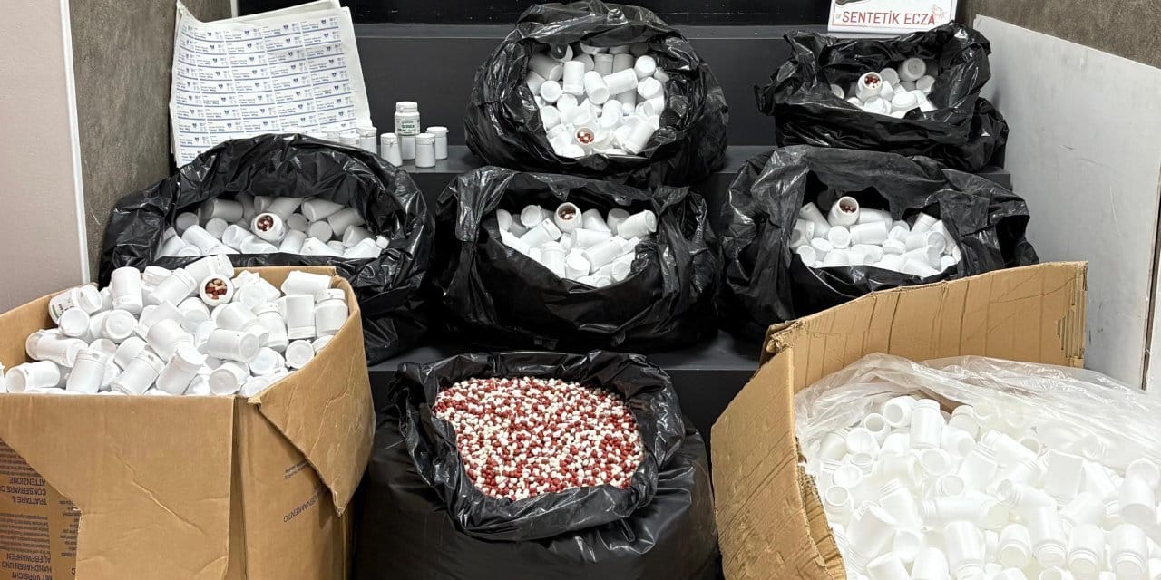 İzmir'de uyuşturucu operasyonu: 316 binden fazla sentetik hap ele geçirildi