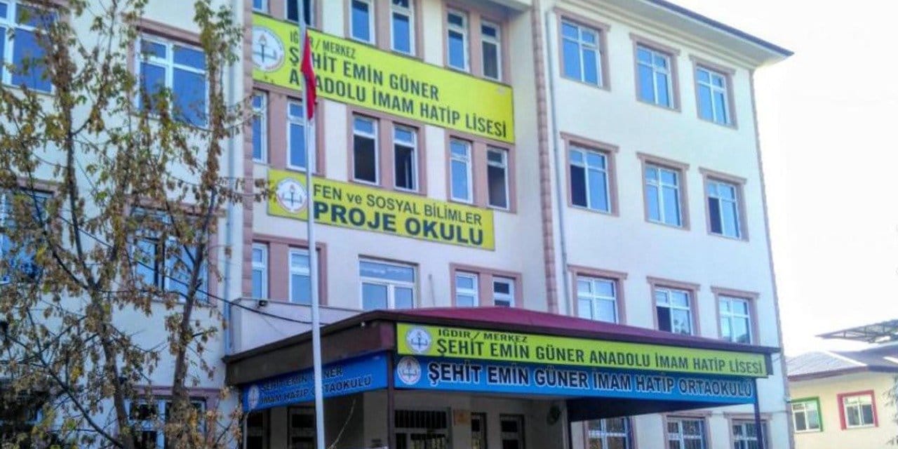 Lise önünde dehşet! Okul çıkışında aktı