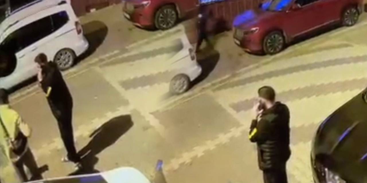 2 arkadaşa sokak ortasında silahlı saldırı! Dehşet anları kamerada