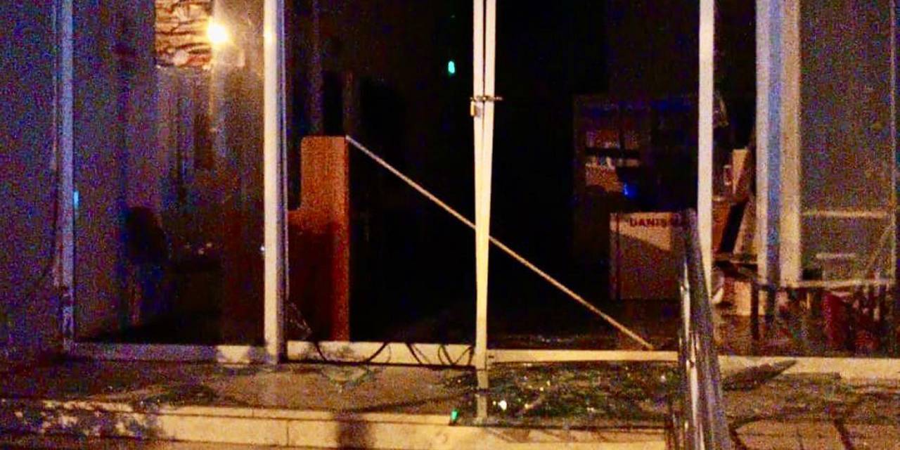 İzmir'de CHP binasına taşlı saldırı: Başkana 'ölüm' tehdidi!