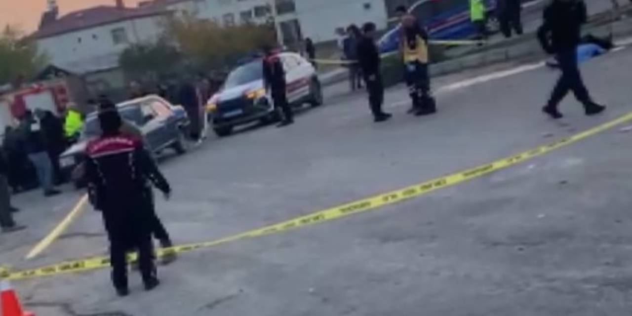 Traktörle çarpışan otomobil yayayı ezdi!