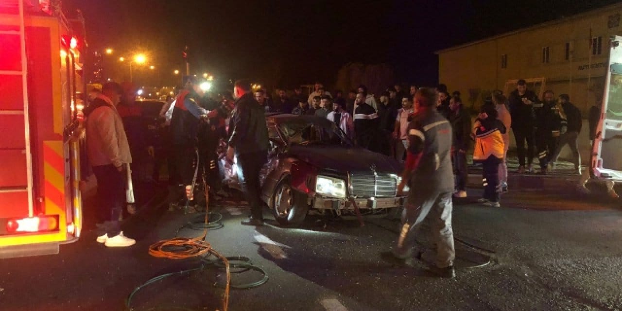 Tur otobüsü ve otomobil çarpıştı: 2 ölü 3 yaralı