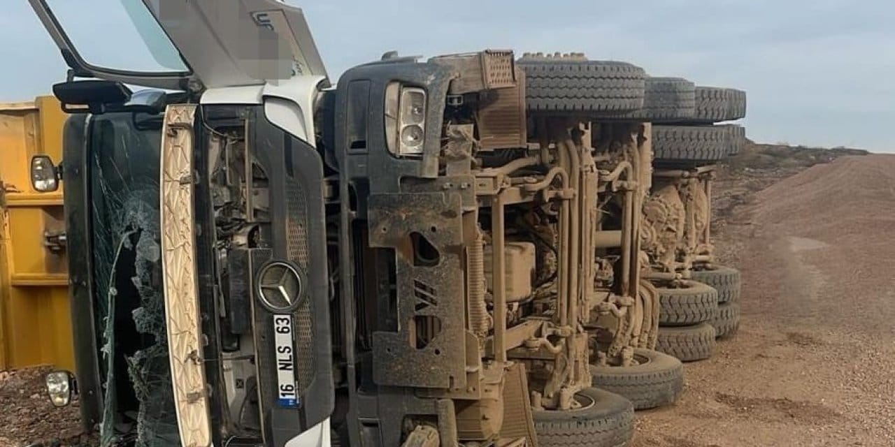 Hafriyat kamyonu yük boşaltırken devrildi