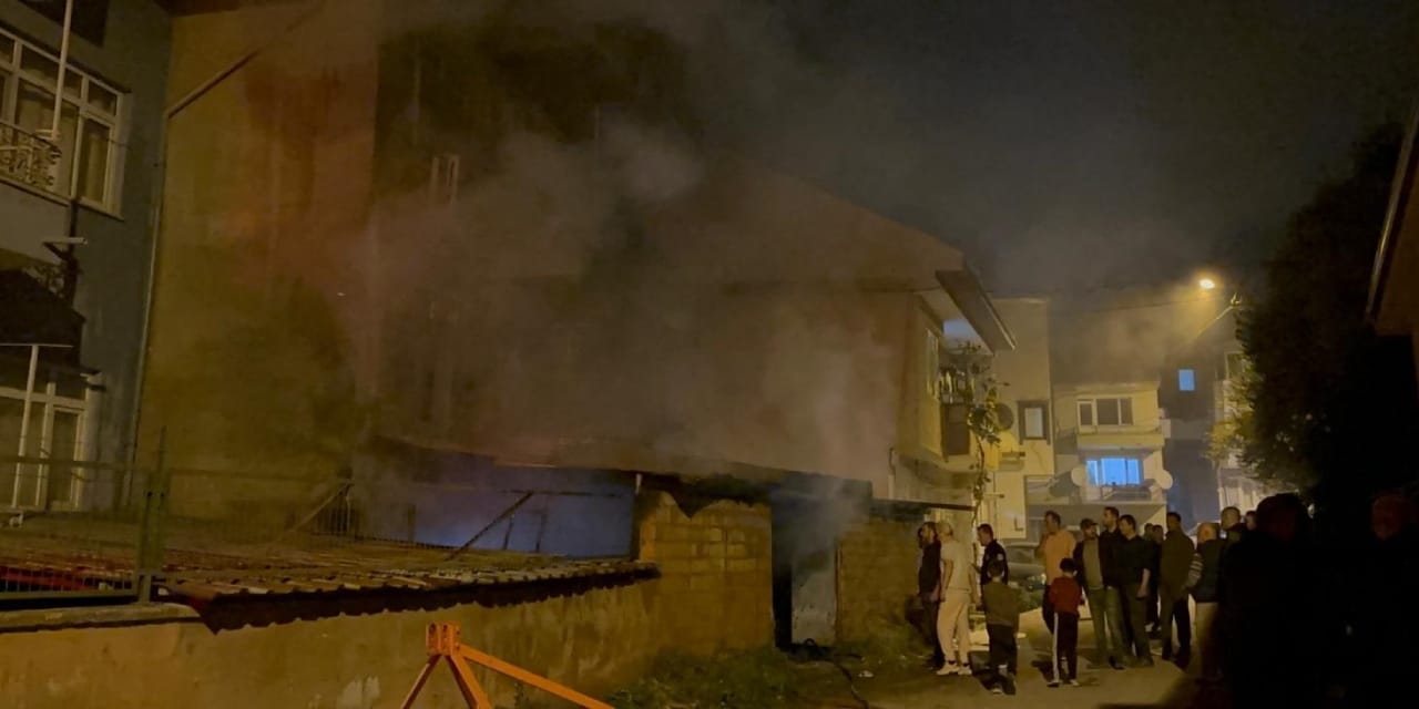 3 katlı binada yangın paniği! Tarım malzemeleri küle döndü