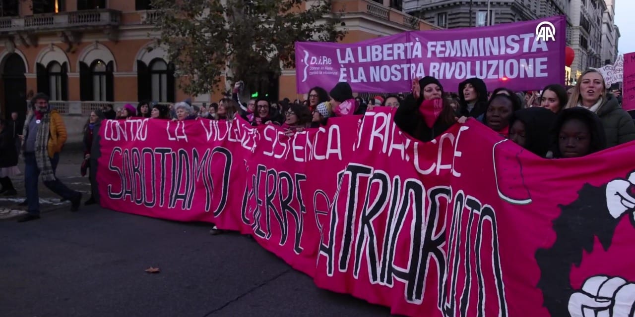 İtalya'da 70 bin kadın 'Kadına şiddete dur' demek için yürüdü