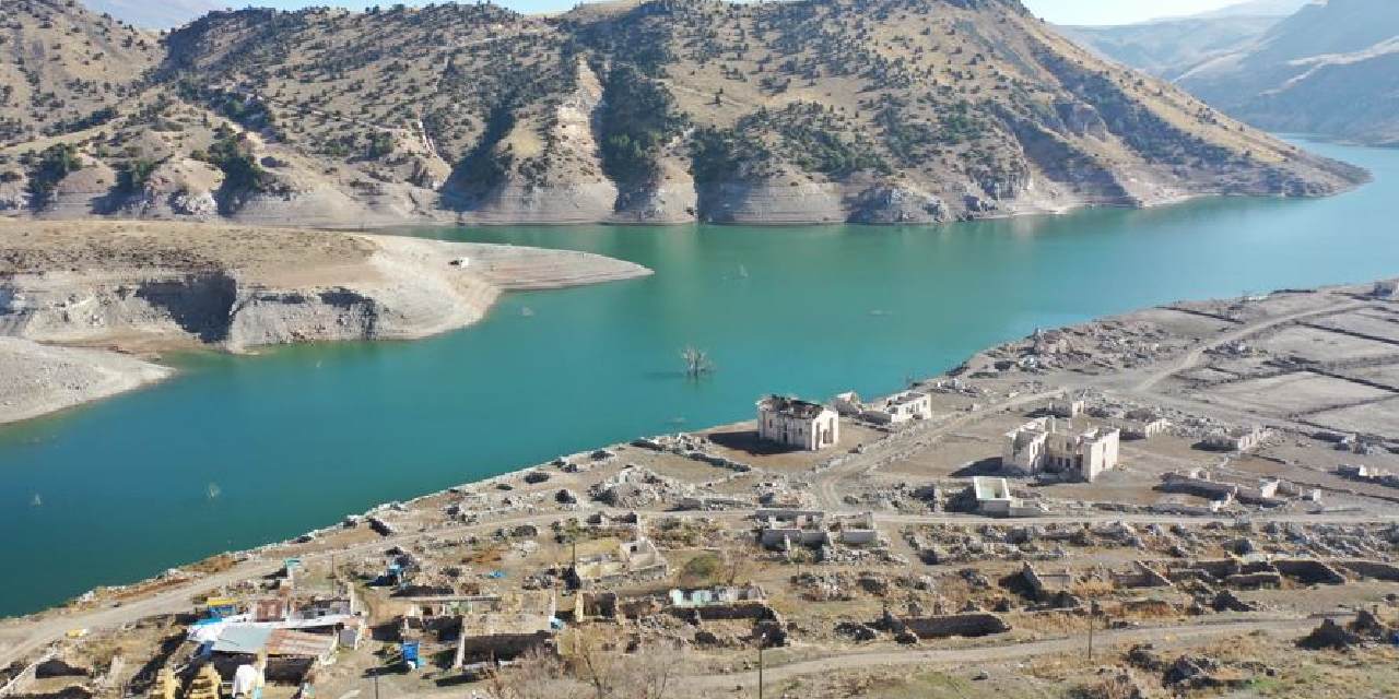 Burası Kars: Baraj suları çekildi, köy gün yüzüne çıktı