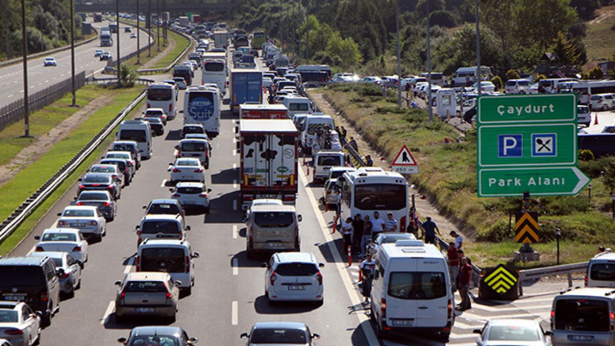 Yola çıkacaklar dikkat! Trafik durma noktasına geldi