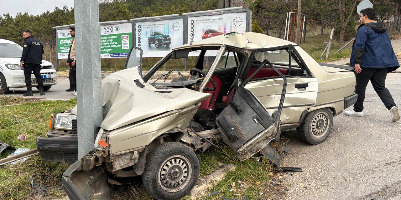 Otomobiller çarpıştı: 2 kişi yaralandı