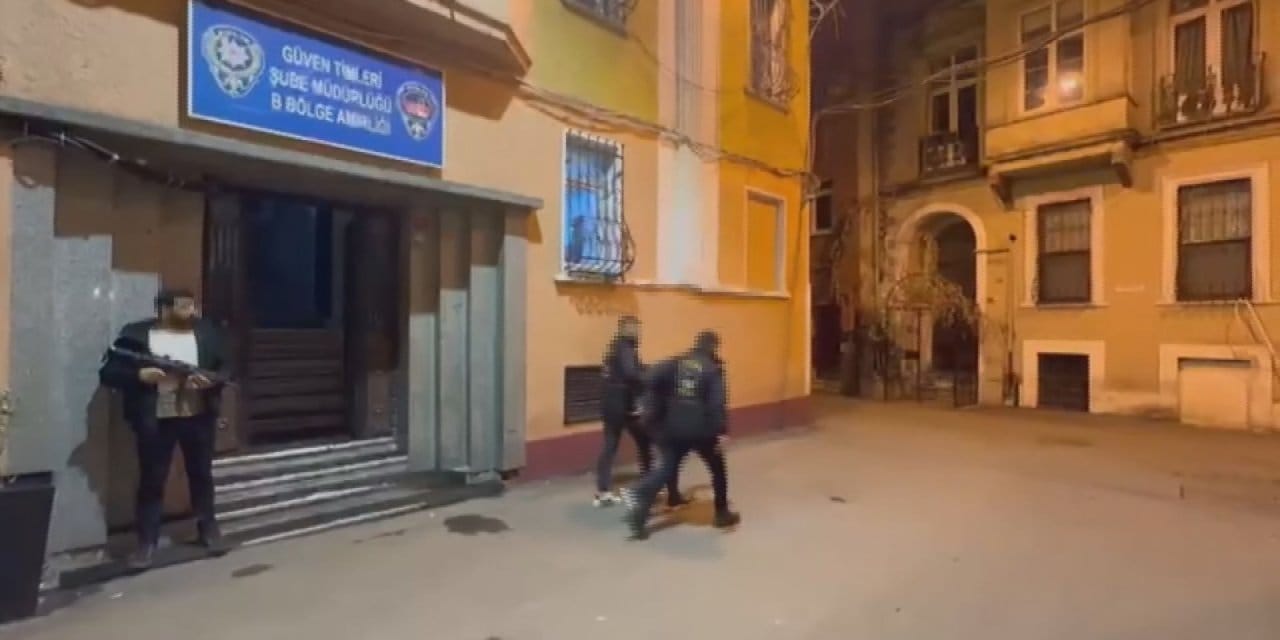 İstiklal Caddesi’nde uyuyan turistin telefonunu çaldı