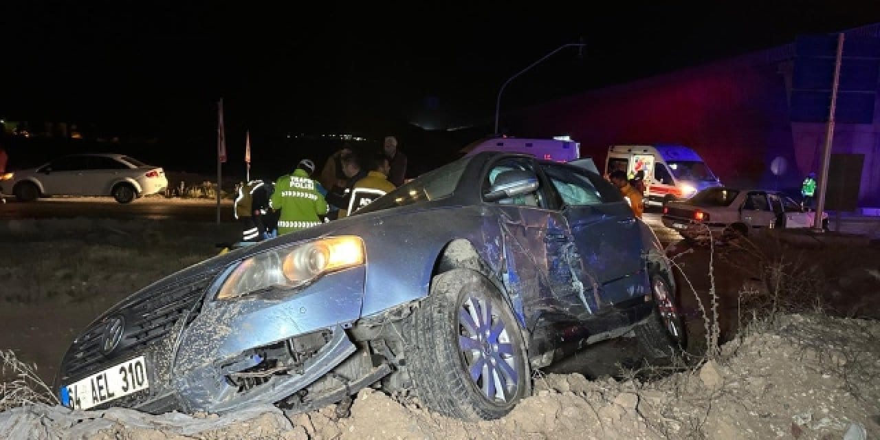 Uşak’ta iki otomobil birbirine girdi: 10 yaralı