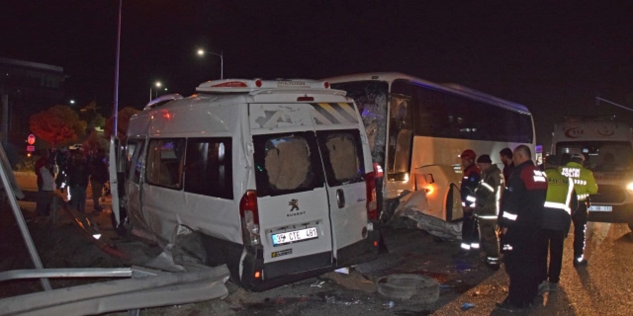 İzmir’de korkutan kaza! İşçi servisleri çarpıştı: 2’si ağır 13 yaralı