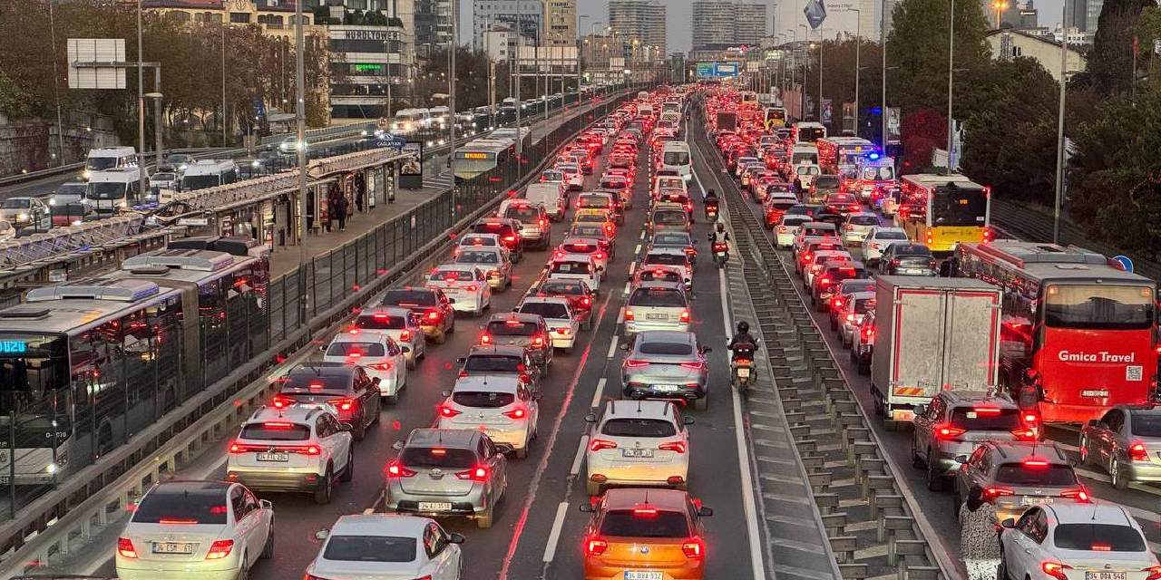 Yağmur yere düştü! İstanbul'da trafik felç oldu