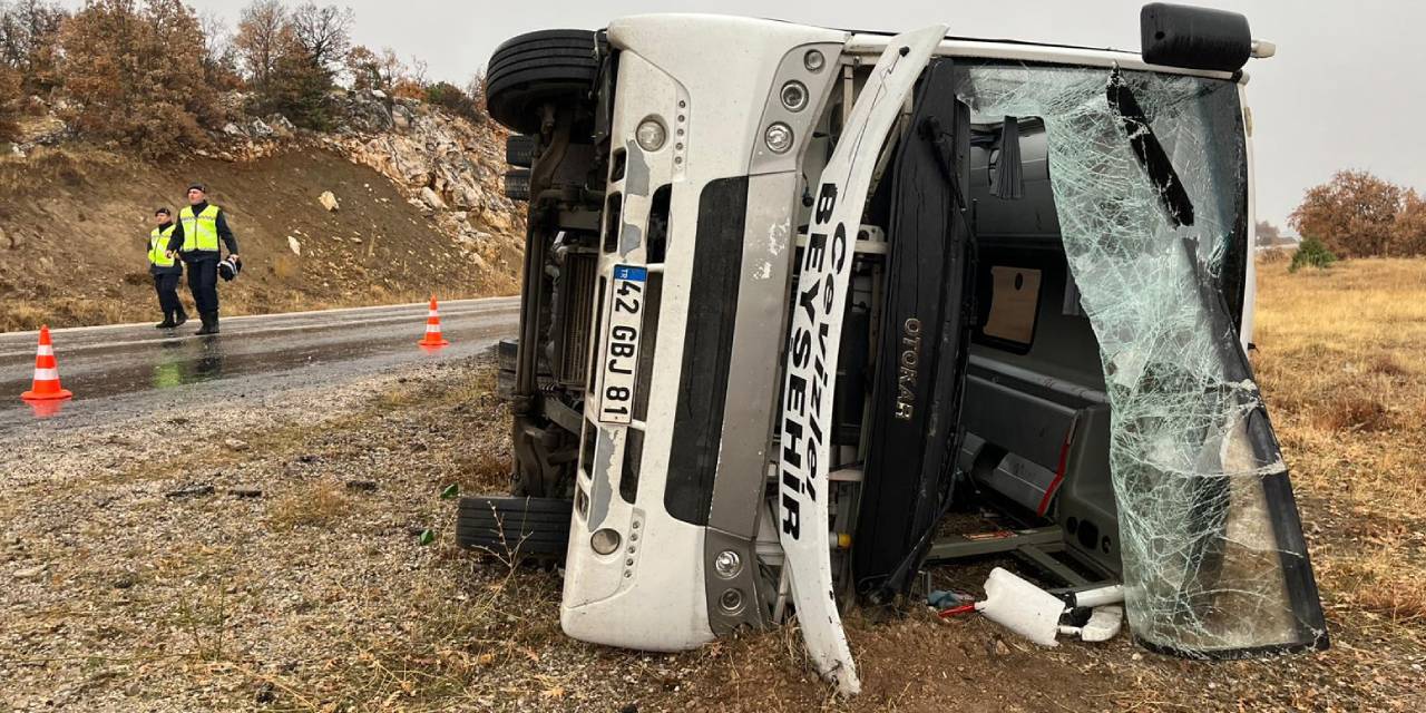 Öğrenci dolu okul servisi devrildi: Yaralılar var