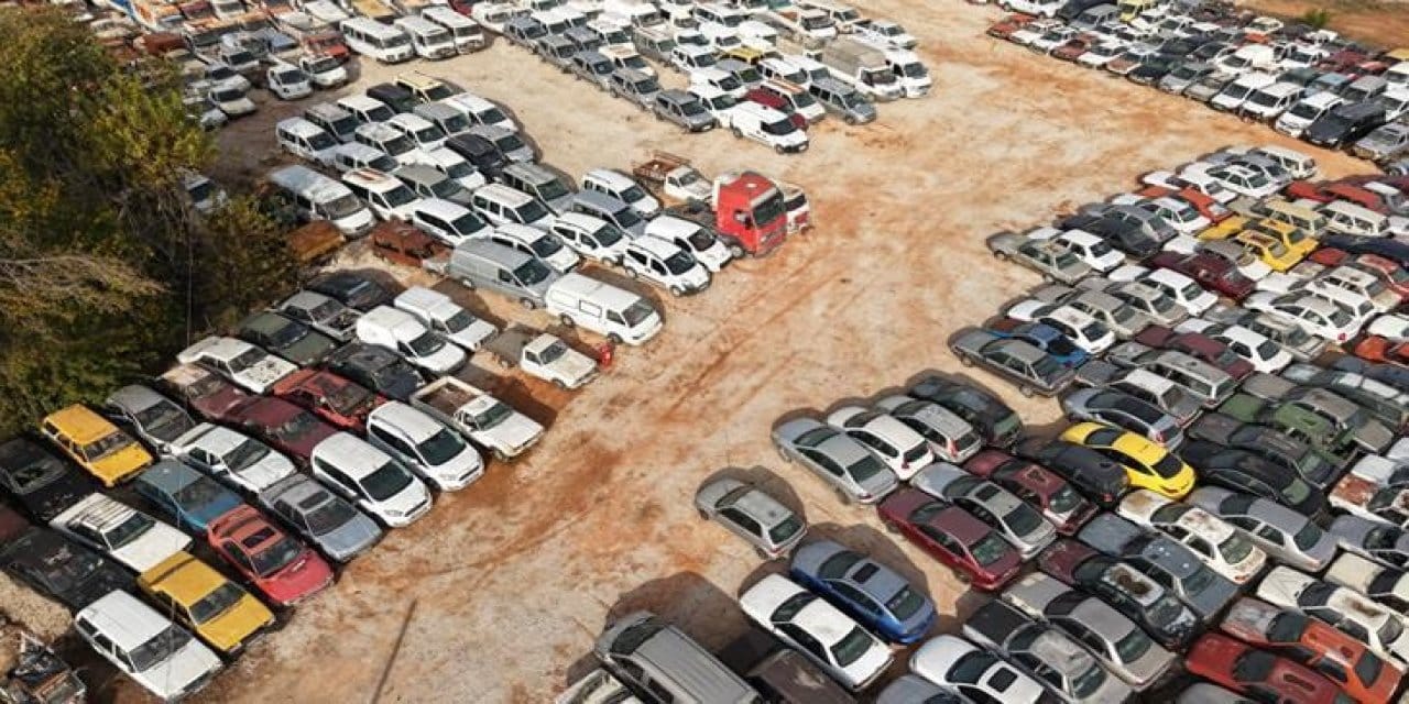 Milyonluk araçlar göz göre göre çürüyor