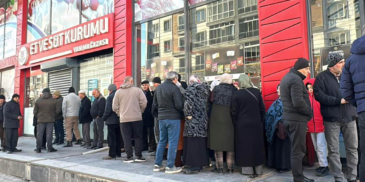 Emekliler dondurucu soğukta ucuz et nöbetinde