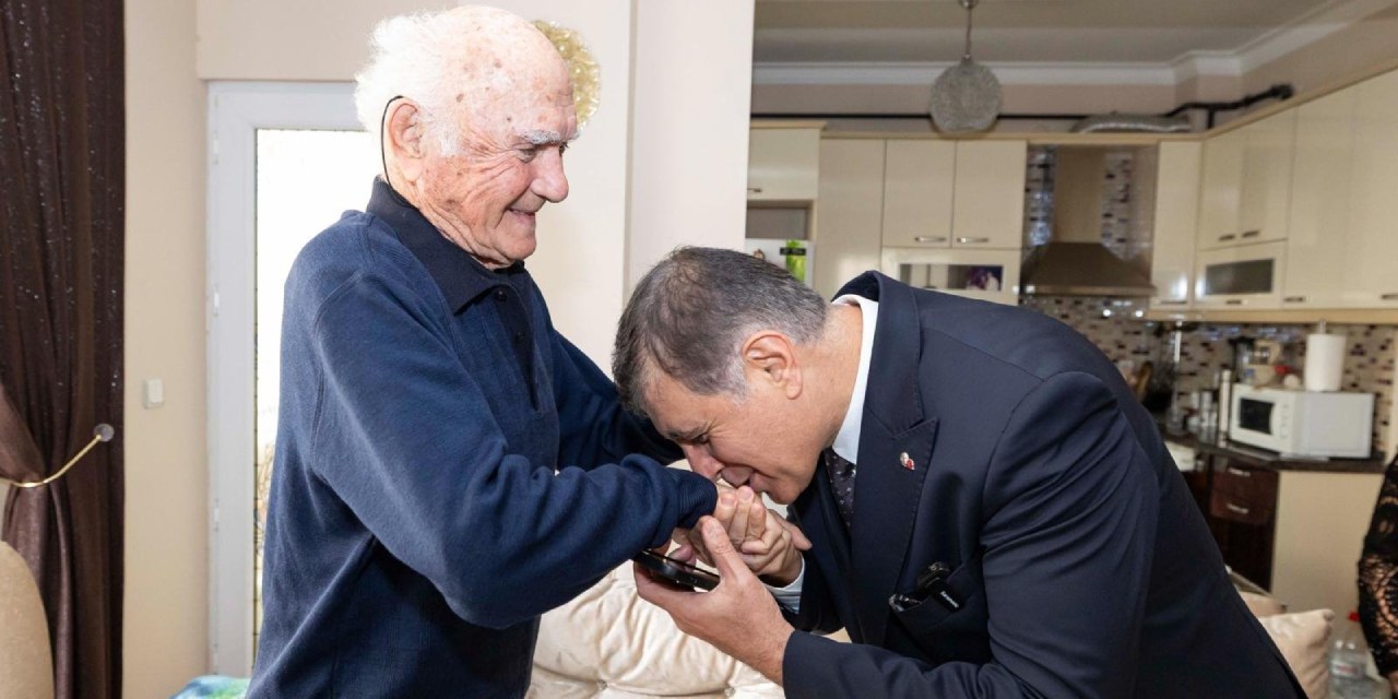 Yıllar sonra duygusal buluşma: Cemil Tugay öğretmenini ziyaret etti