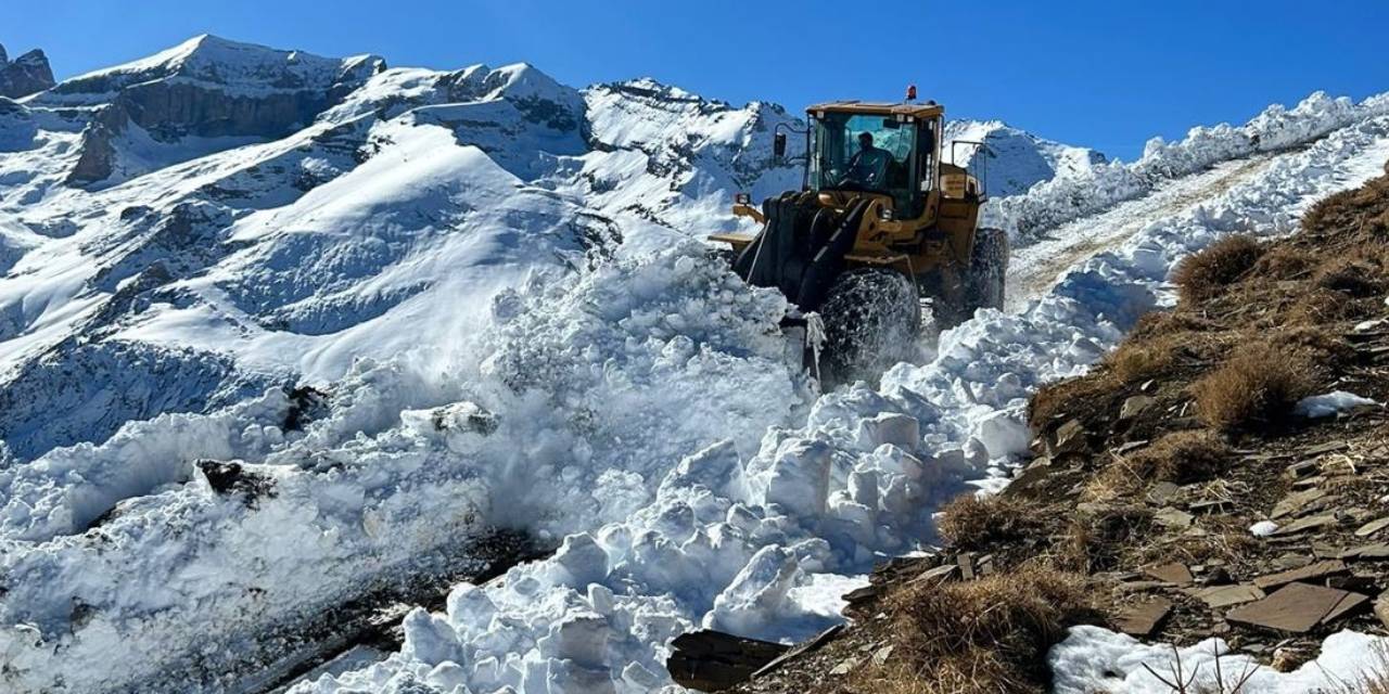 Hakkari'de kar nedeniyle kapanan 22 üs bölgesi yolunun 18'i açıldı