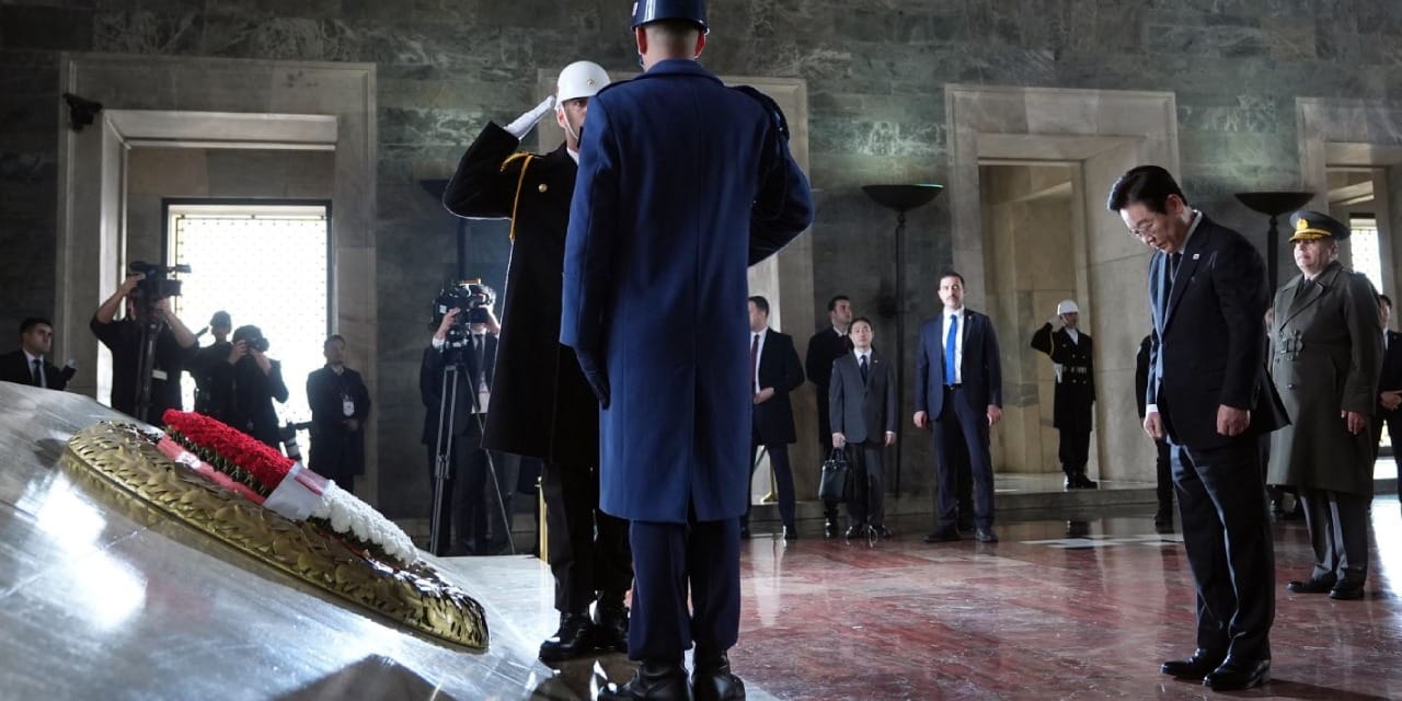 Güney Kore Devlet Başkanı Anıtkabir'i ziyaret etti: Ata'ya saygılarını sundu