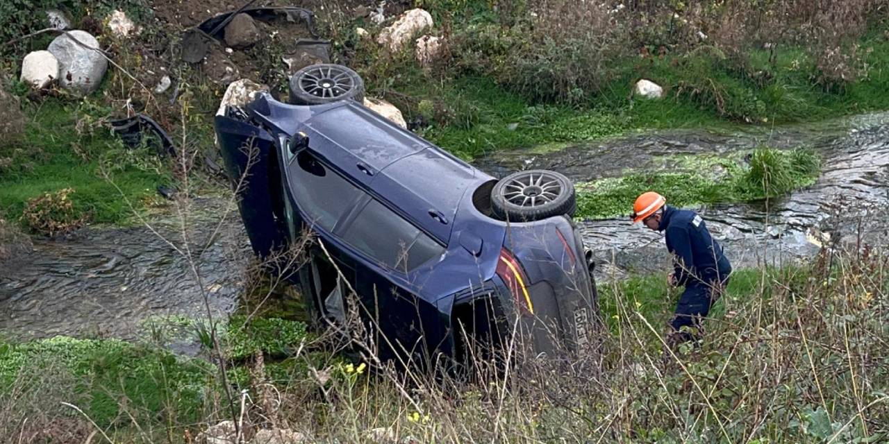 Kontrolden çıkan otomobil dereye uçtu!