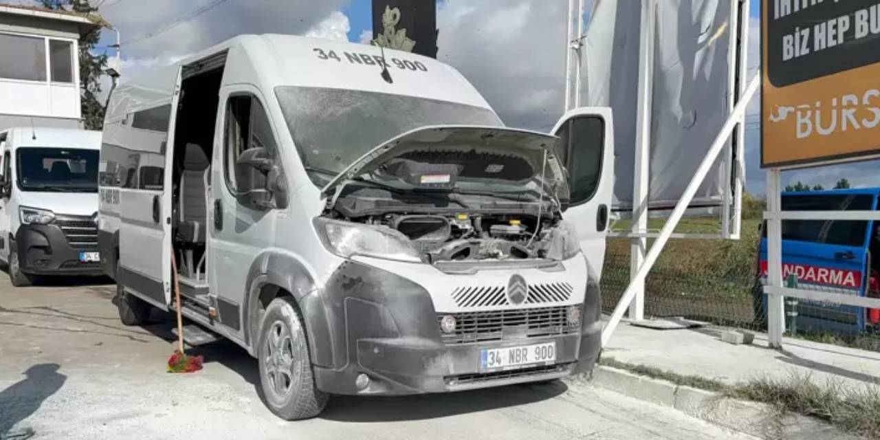 Park halindeki minibüs alev alev yandı!