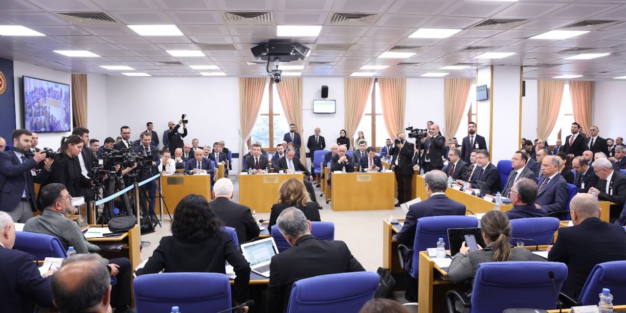 Türkeş'in kızı Ayyüce Türkeş çiftçiye ödenmeyen desteğe tepki gösterdi: "Para, Saray'ın şatafatına akıyor"