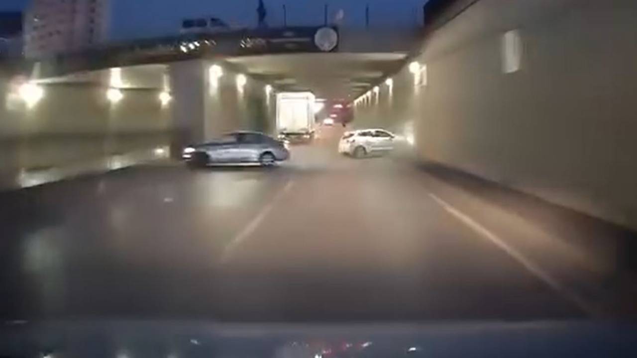 Makas atarak ilerledi kazaya davetiye çıkardı: O anlar kamerada