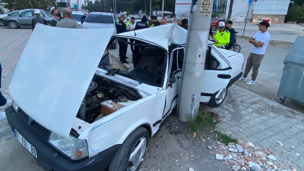 Otomobil elektrik direğine çarptı: 3 yaralı