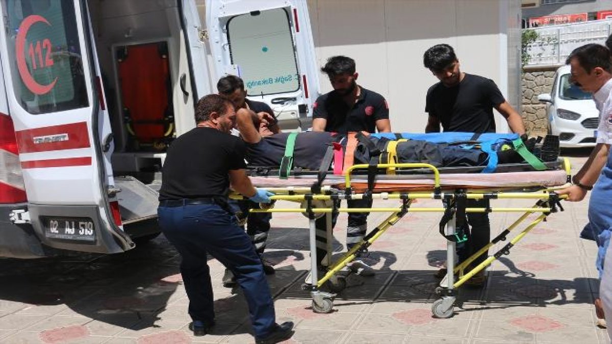 Kesmeye çalıştığı boğanın altında kaldı!