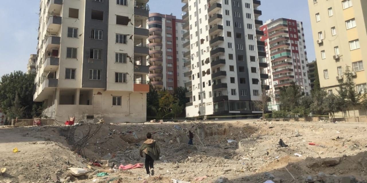 Deprem değil hırsızlık öldürdü! Çaldıkları malzeme 82 kişinin canına mâl oldu!