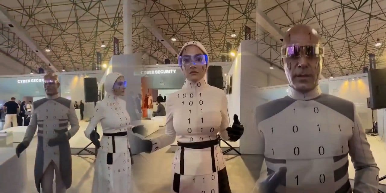 İnsanlara makyaj yaptılar 'Robot' diye fuara götürdüler