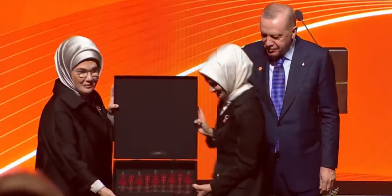 Erdoğan'dan eşi Emine Erdoğan'a jest