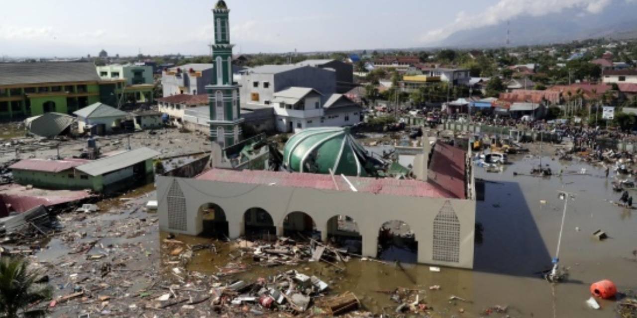 Tsunaminin vurduğu ülkede felaketin boyutu giderek artıyor!